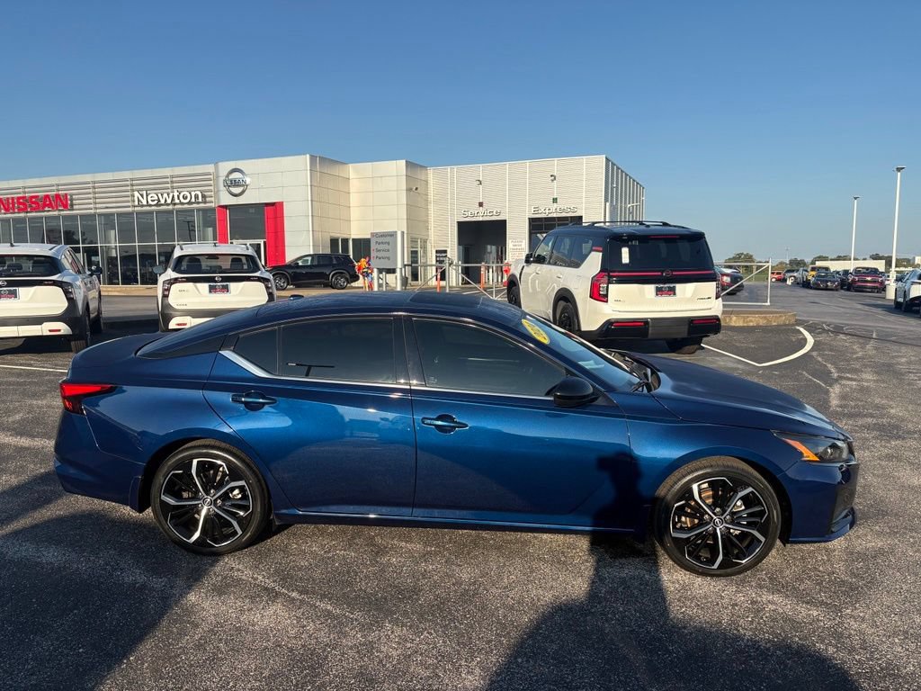 Used 2024 Nissan Altima 2.5 SR w/ SR Premium Package FWD image 4