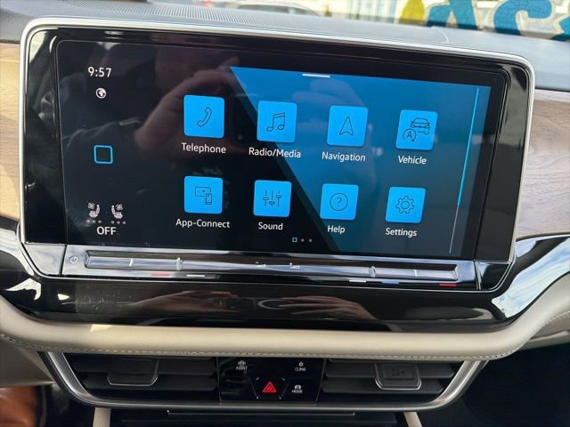 Used 2025 Volkswagen Atlas SE image 12