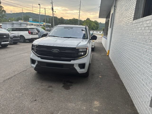 Used 2025 Ford Expedition Active RWD image 9