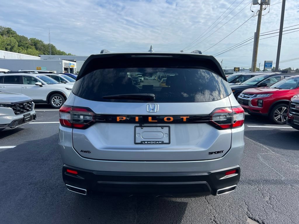 Used 2024 Honda Pilot Sport image 4