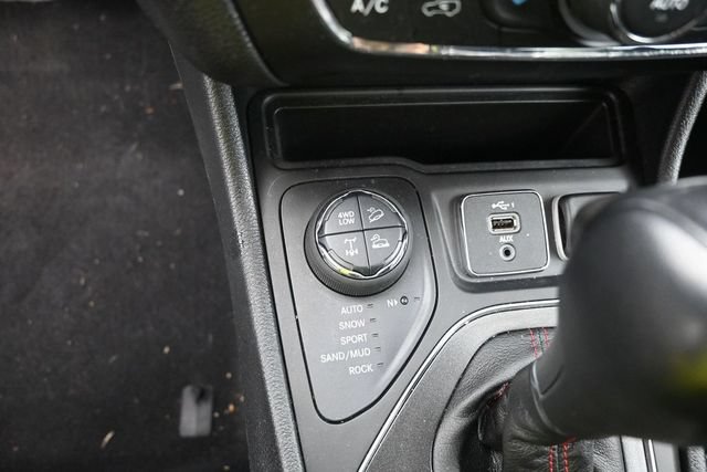 Used 2022 Jeep Cherokee Trailhawk AWD/4WD image 19