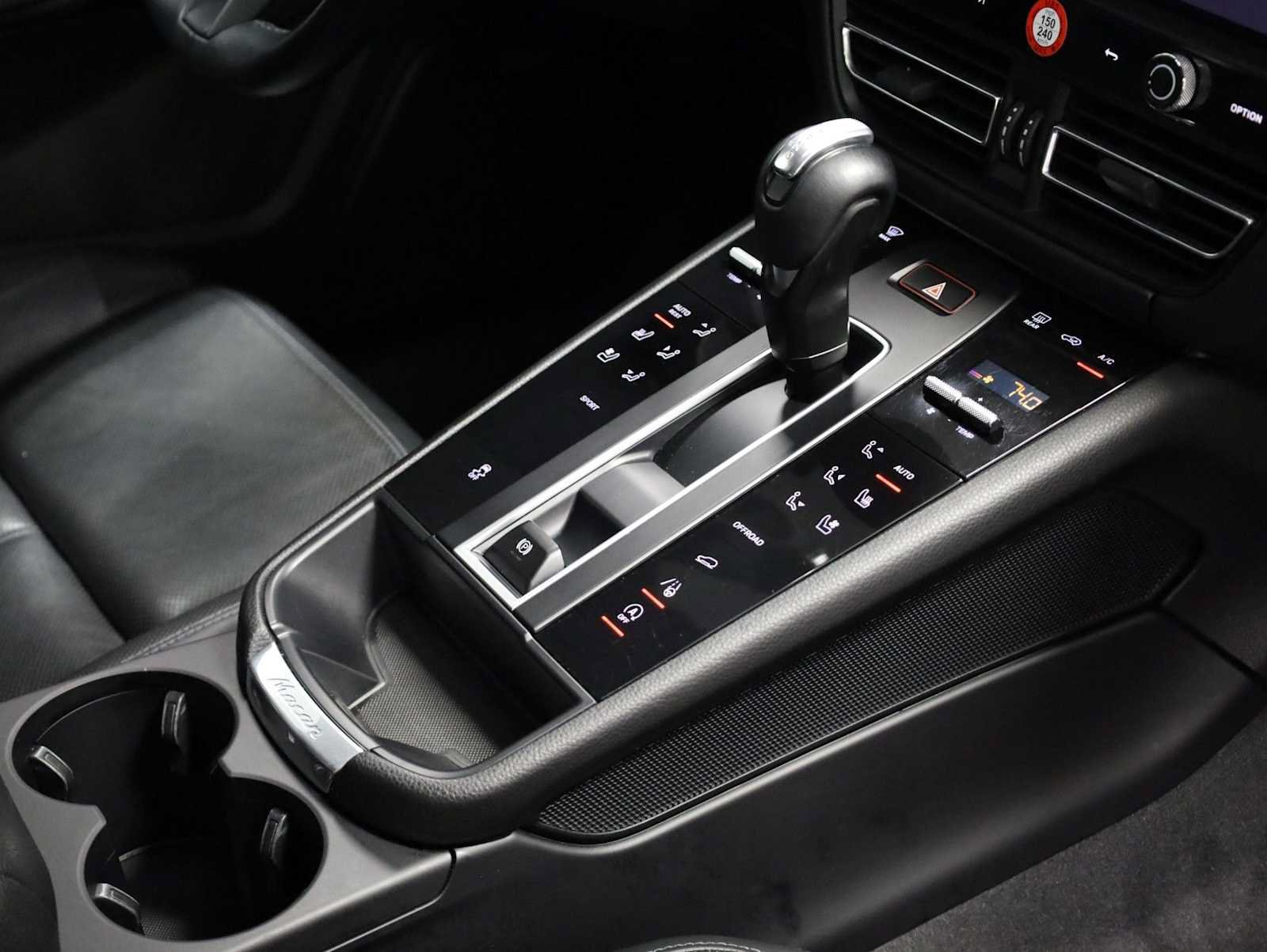 Certified 2022 Porsche Macan AWD/4WD image 21