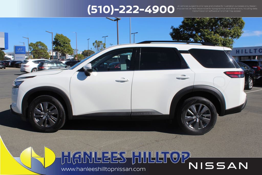 Used 2024 Nissan Pathfinder SV image 2