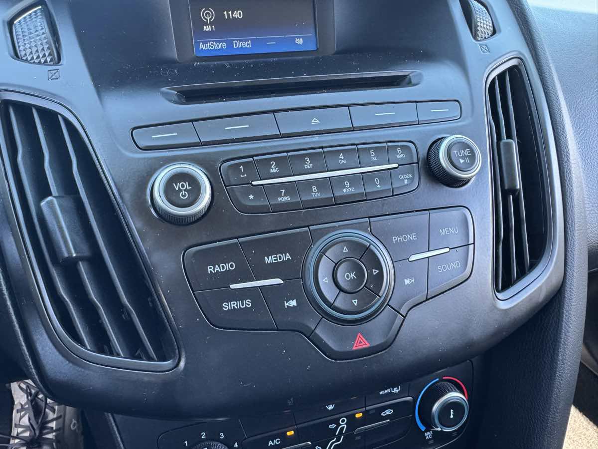 Used 2017 Ford Focus SE FWD image 25