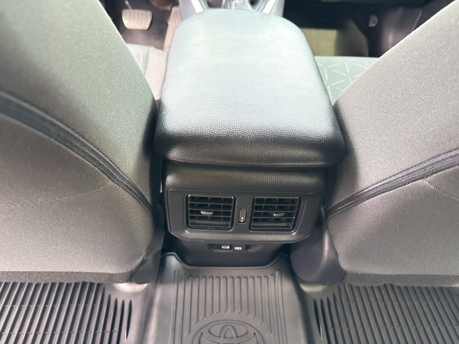 Used 2024 Toyota RAV4 XLE AWD/4WD image 17