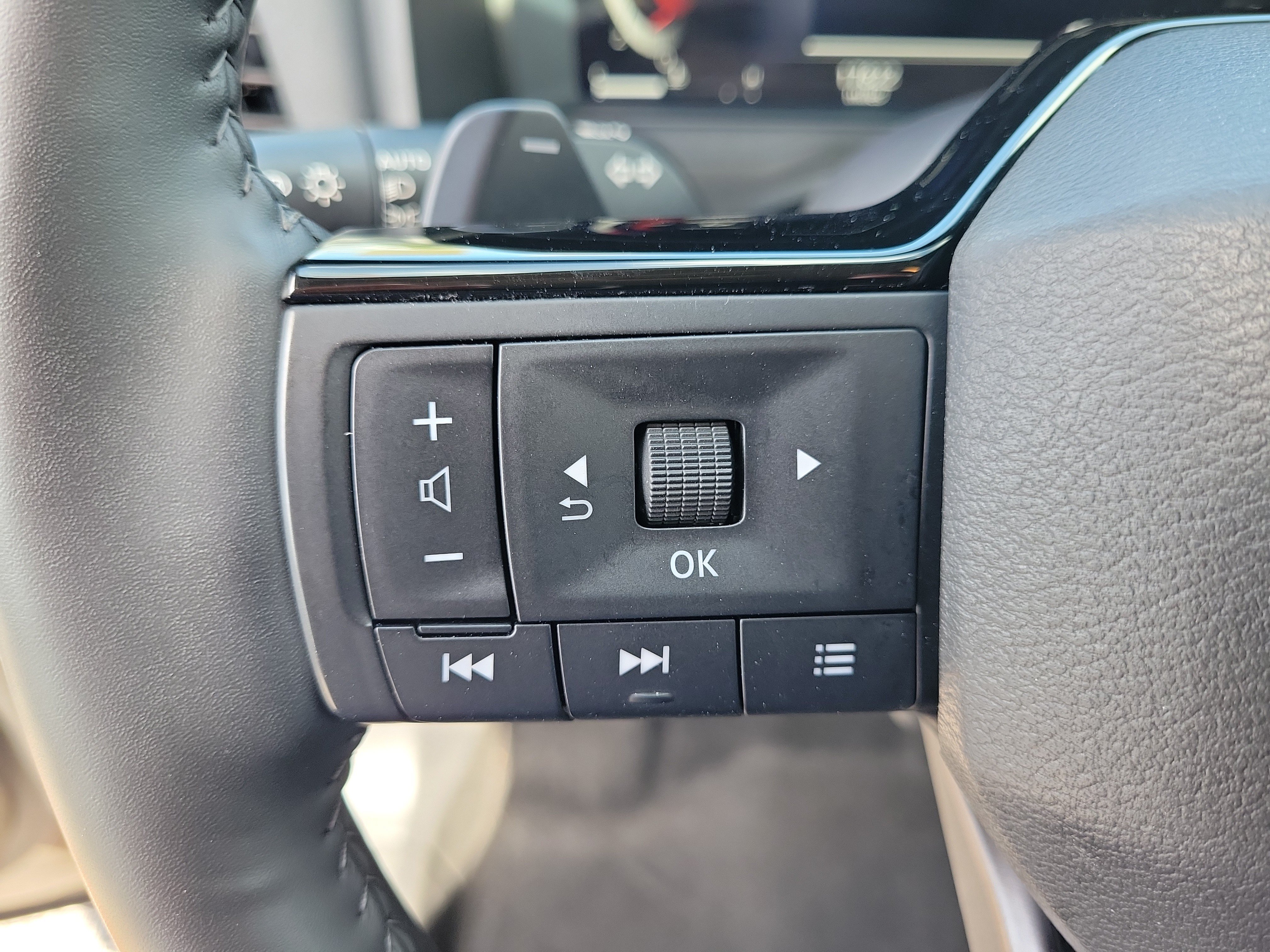 Certified 2025 Nissan Rogue SL FWD image 19