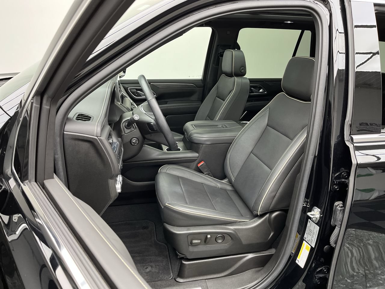 Certified 2022 GMC Yukon SLT w/ SLT Premium Package AWD/4WD image 11