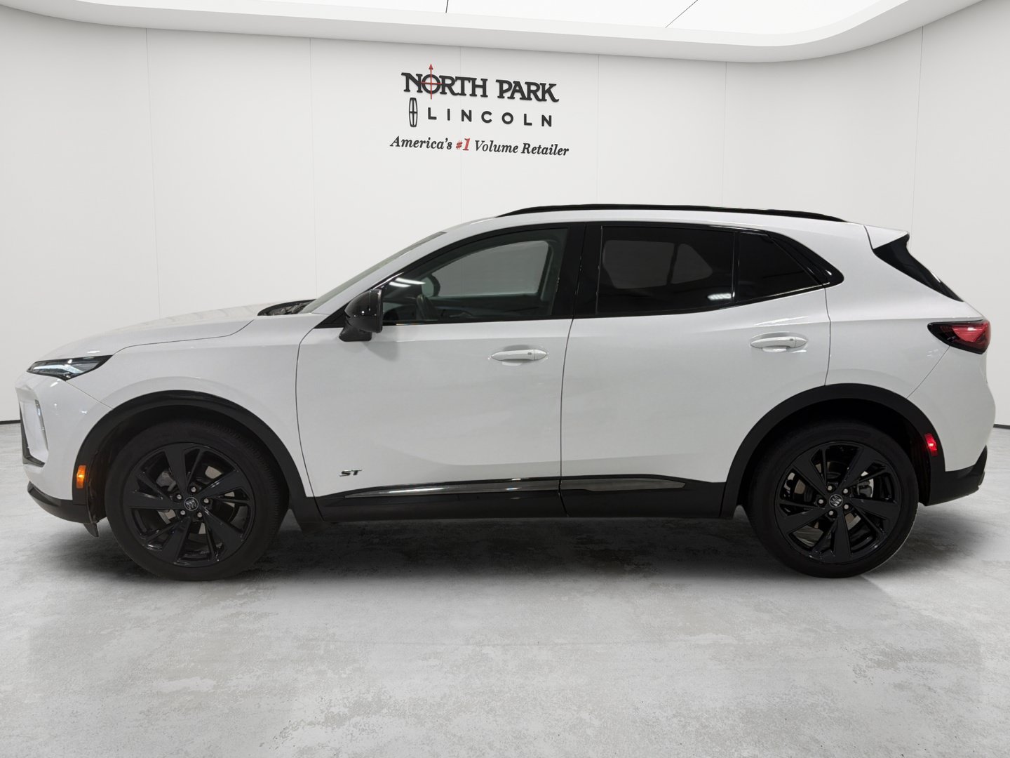 Used 2025 Buick Envision Sport Touring AWD/4WD image 2