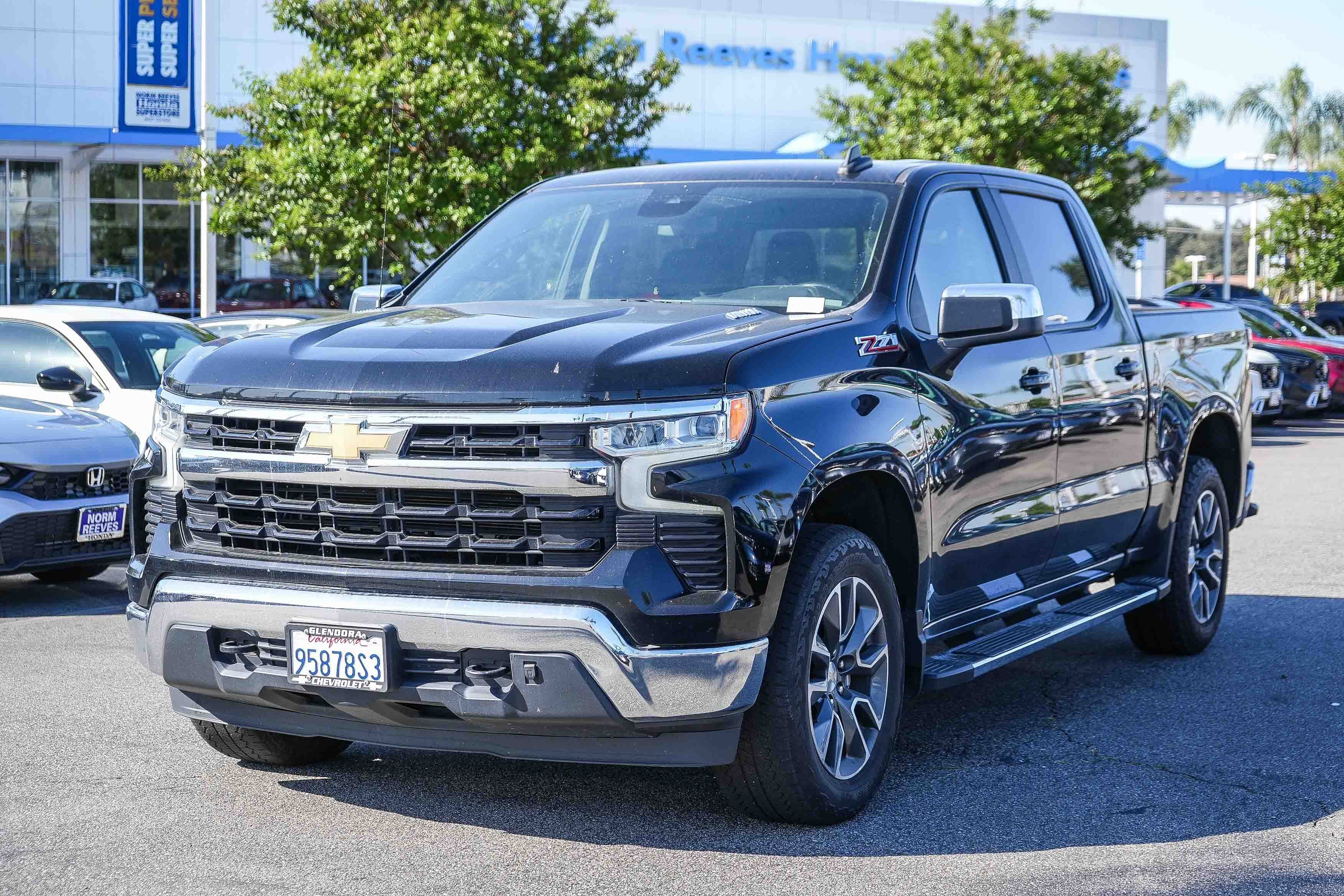Used 2022 Chevrolet Silverado 1500 LT AWD/4WD image 3