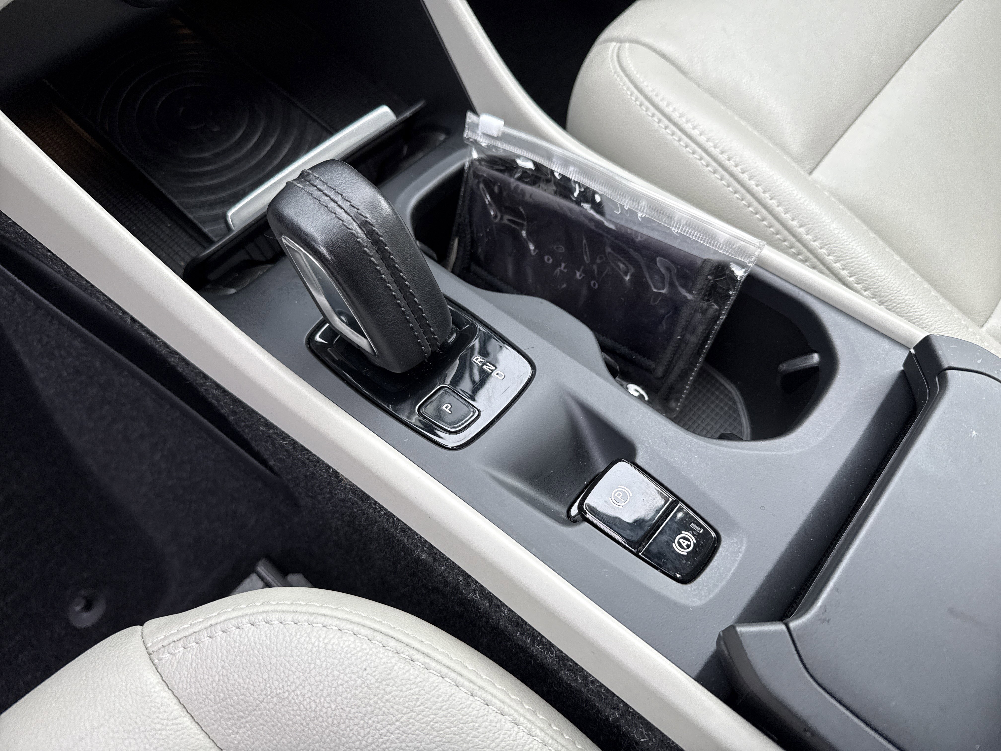 Used 2019 Volvo XC40 T5 Momentum image 29