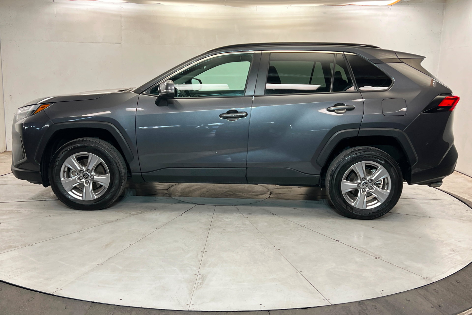 Used 2025 Toyota RAV4 XLE FWD image 2