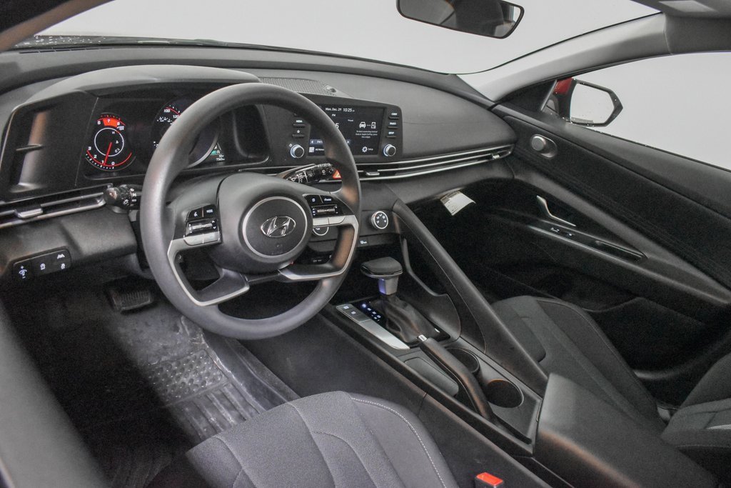 Used 2023 Hyundai Elantra SE w/ Preferred Accessory Package image 18