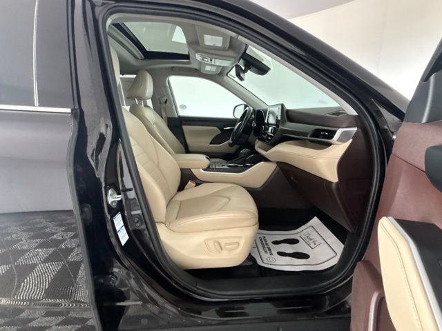 Used 2021 Toyota Highlander XLE AWD/4WD image 34