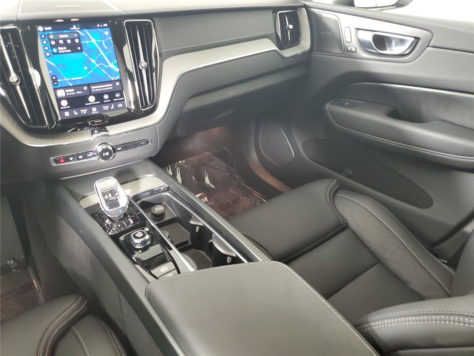 Certified 2025 Volvo XC60 B5 Ultra AWD/4WD image 17