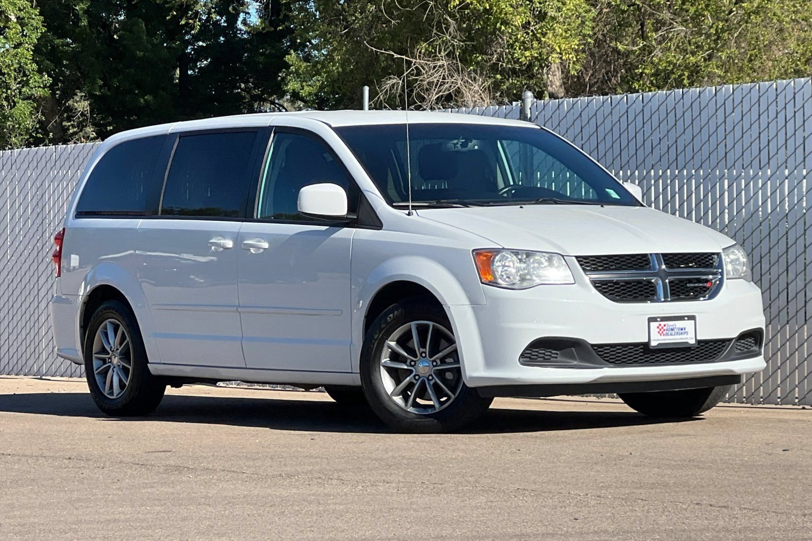 Used 2016 Dodge Grand Caravan SE FWD image 2