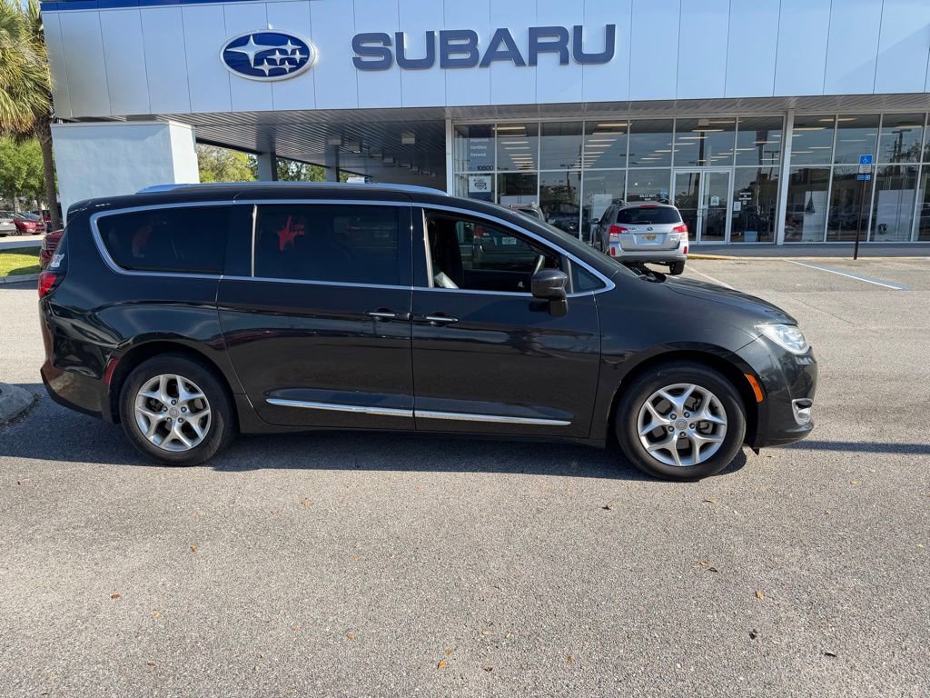Used 2020 Chrysler Pacifica Touring-L FWD image 2