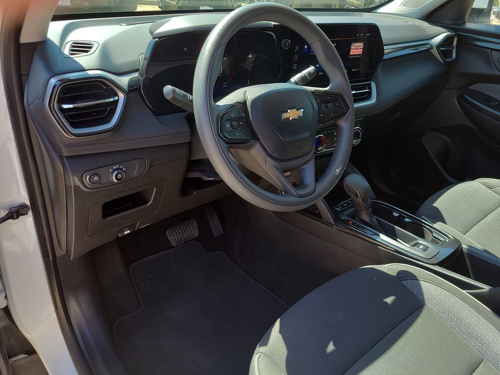 Used 2025 Chevrolet TrailBlazer LT AWD/4WD image 16