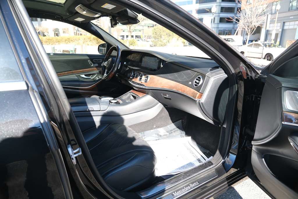 Used 2018 Mercedes-Benz S 560 4MATIC Sedan w/ Premium Package image 35