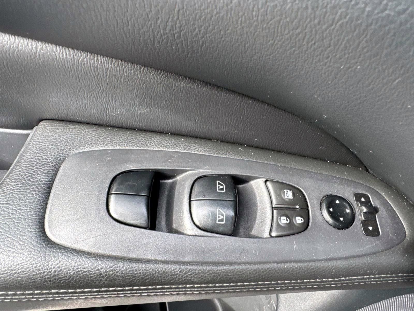 Used 2020 Nissan Pathfinder SV image 8