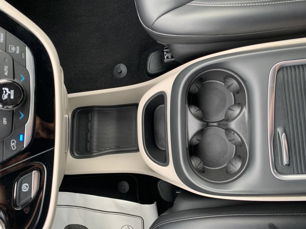 Used 2023 Chrysler Pacifica Touring-L FWD image 19