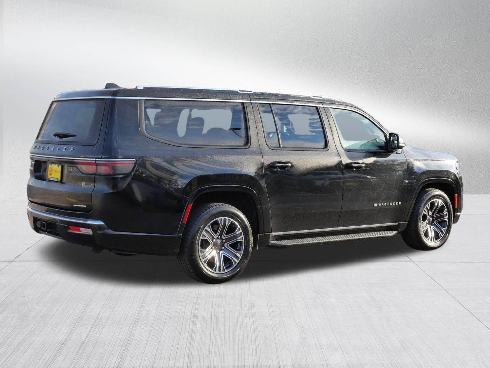 Used 2024 Jeep Wagoneer L Series II AWD/4WD image 7