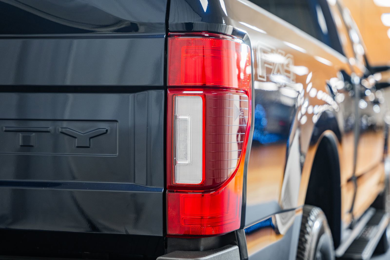 Used 2022 Ford F250 Lariat w/ Black Appearance Pkg image 7