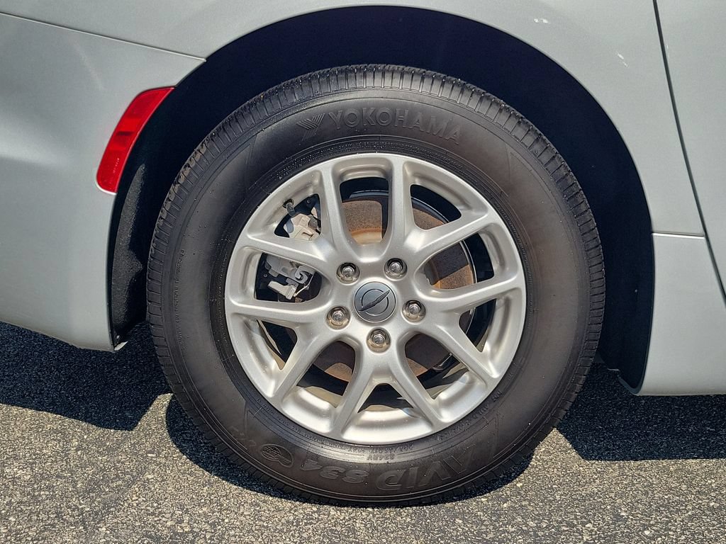 Certified 2024 Chrysler Pacifica Touring-L FWD image 5