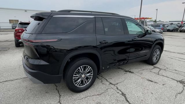 Used 2025 Chevrolet Traverse LT w/ Driver Confidence Package FWD image 2