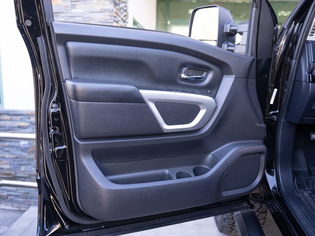Used 2023 Nissan Titan SV w/ SV Convenience Package image 9