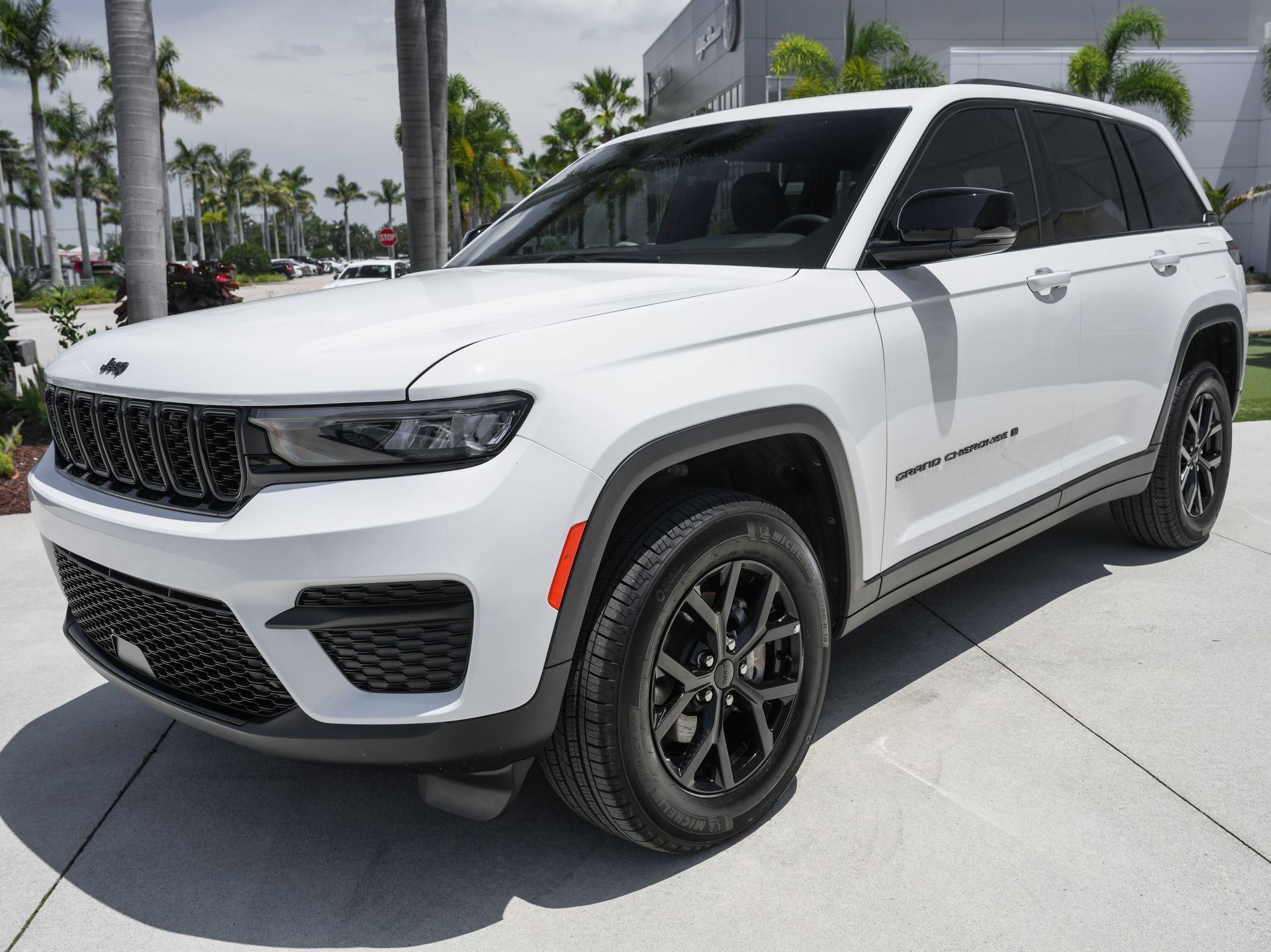 Used 2025 Jeep Grand Cherokee Altitude RWD image 7