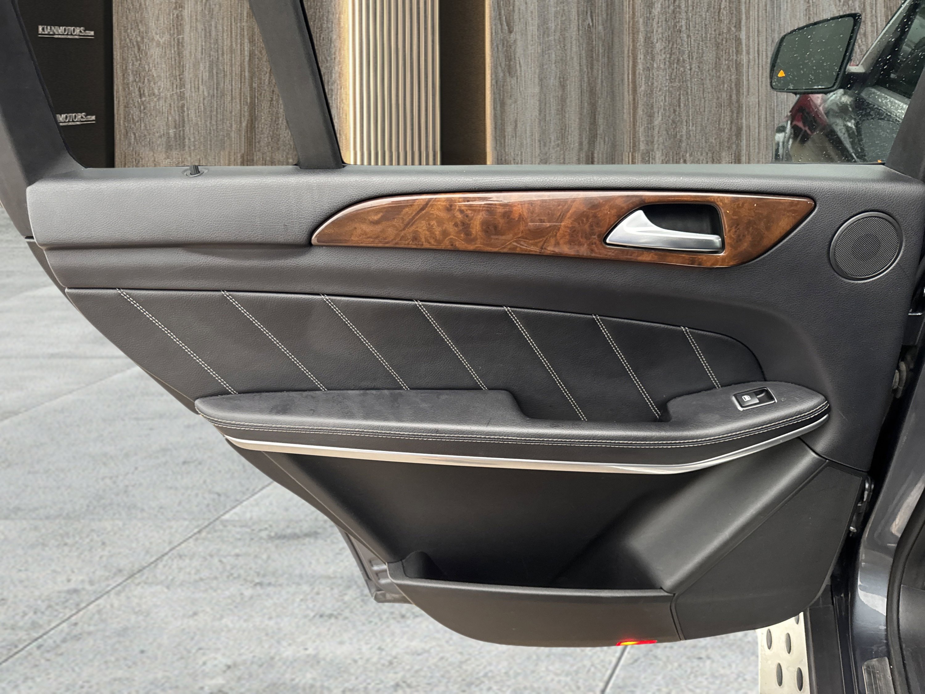 Used 2015 Mercedes-Benz GL 550 4MATIC image 26