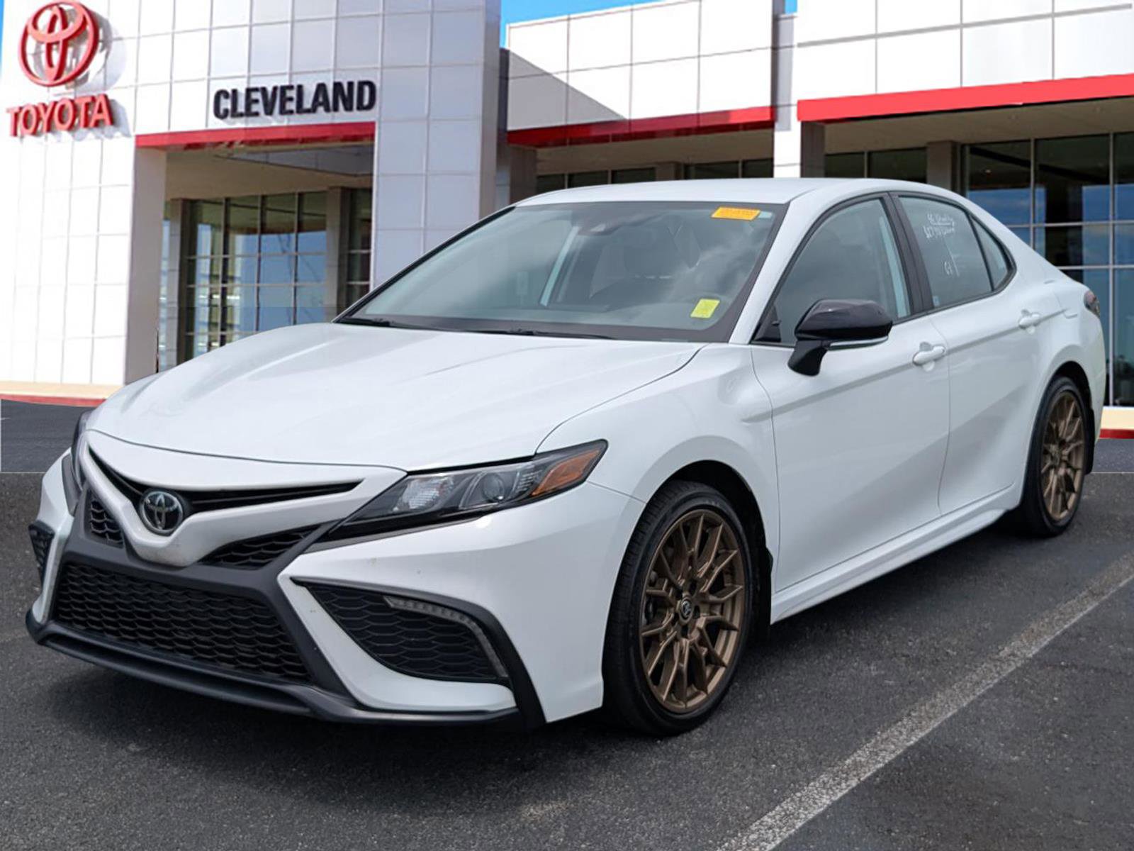 Used 2024 Toyota Camry SE w/ Convenience Package FWD image 4