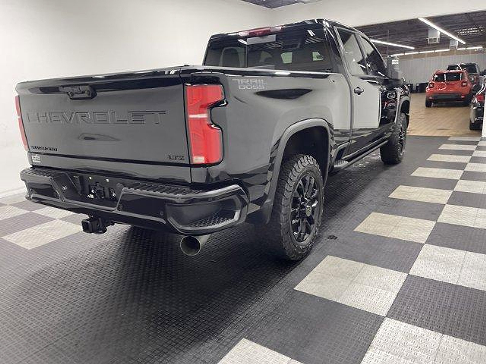 Used 2025 Chevrolet Silverado 2500 LTZ w/ LTZ Plus Package AWD/4WD image 4