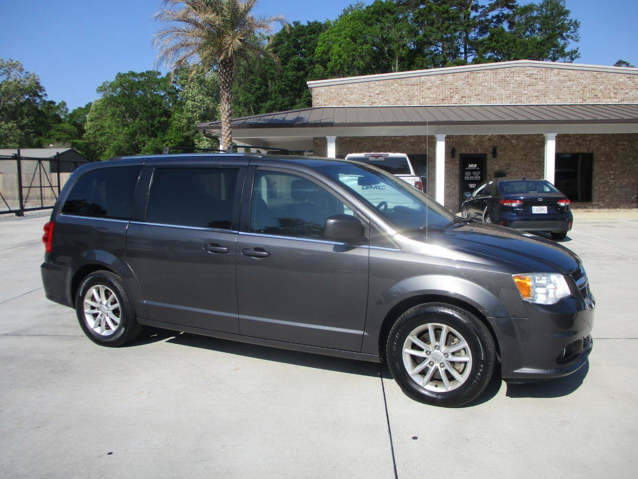 Used 2020 Dodge Grand Caravan SXT FWD image 2