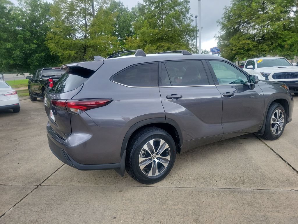 Certified 2024 Toyota Highlander XLE FWD image 7