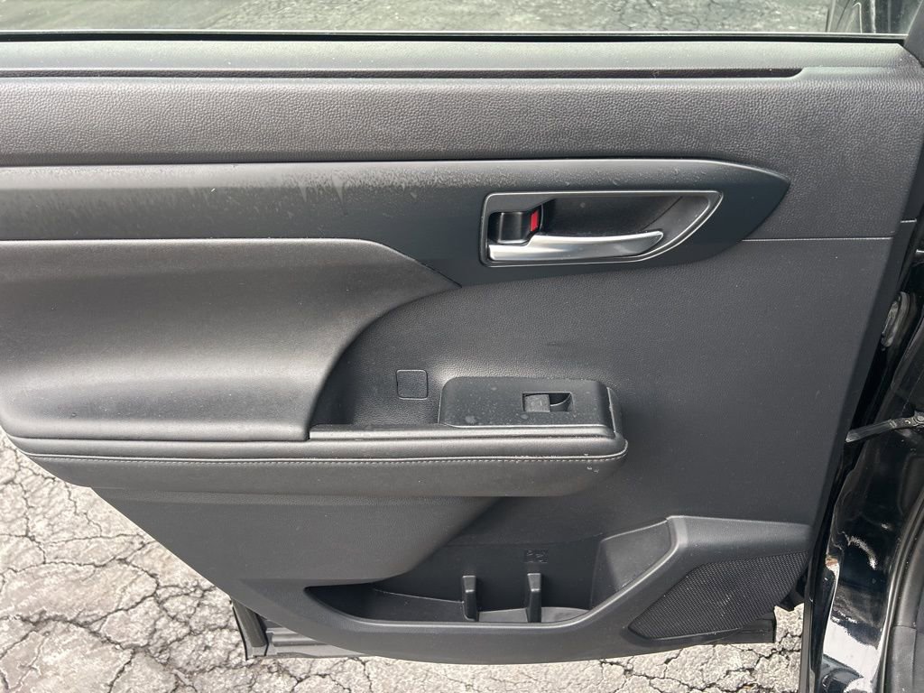 Used 2020 Toyota Highlander XLE image 32
