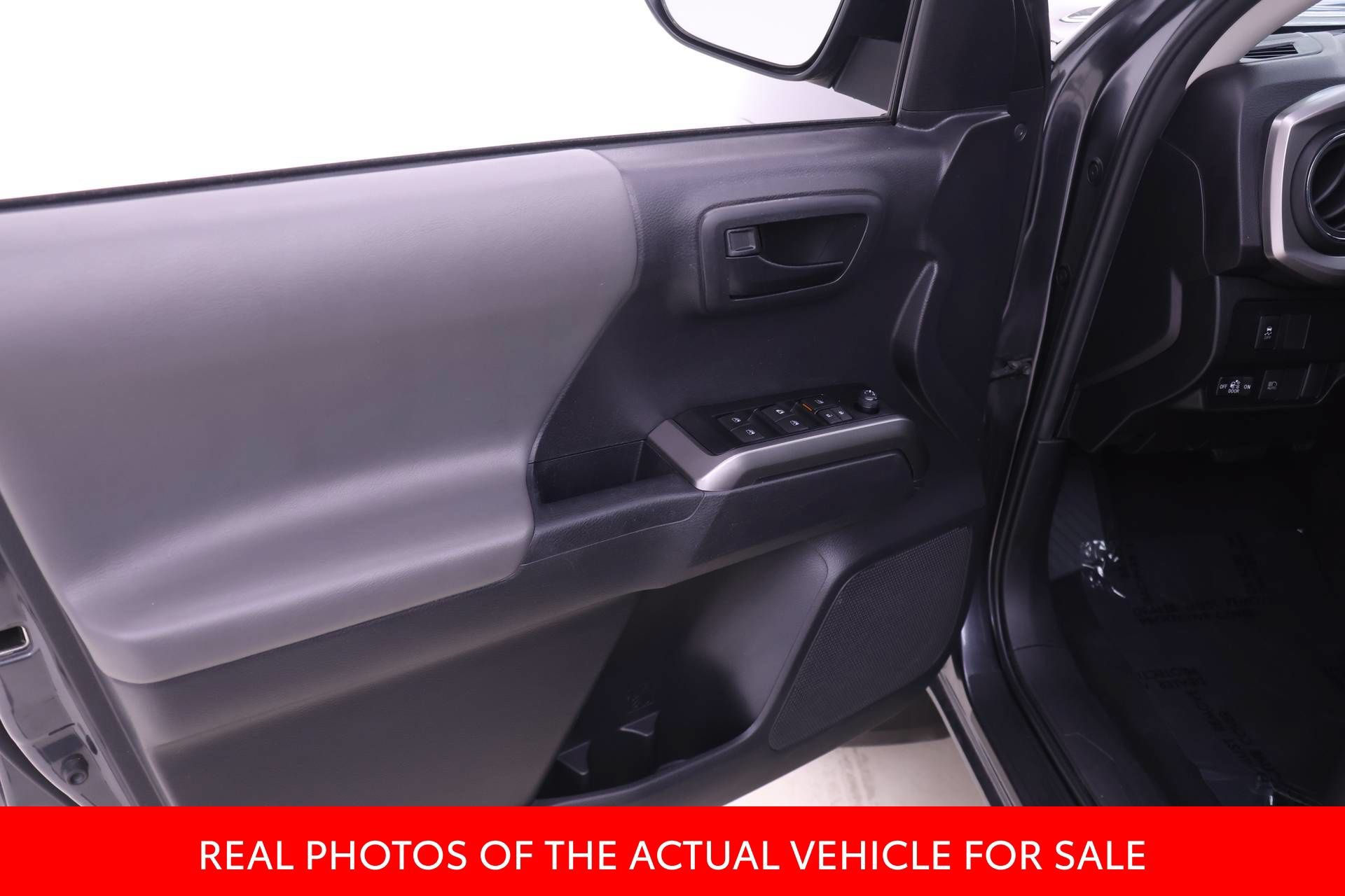 Certified 2022 Toyota Tacoma SR5 AWD/4WD image 9