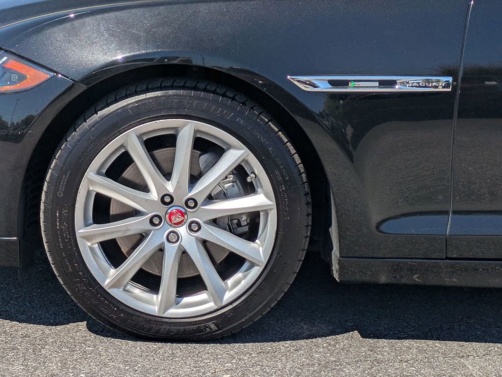 Used 2019 Jaguar XJ R-Sport image 9