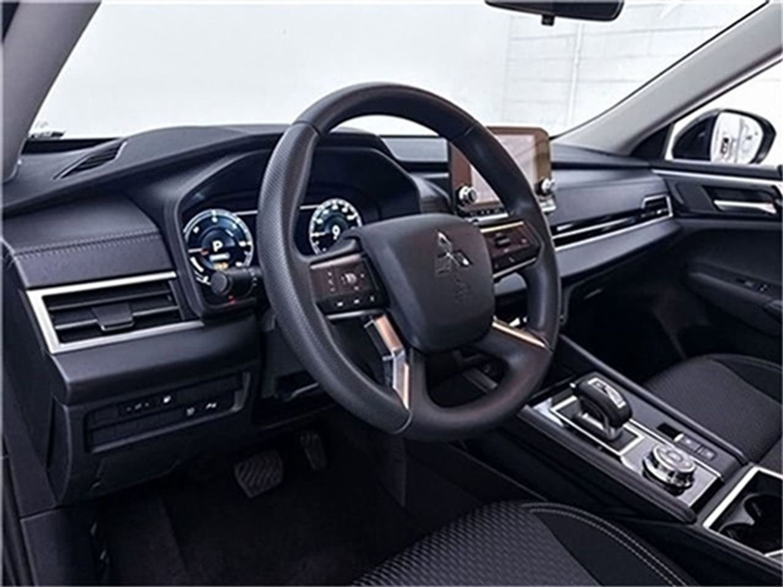 New 2025 Mitsubishi Outlander ES image 15