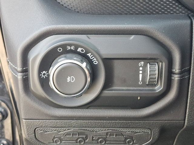 Used 2025 Jeep Wrangler Unlimited Rubicon AWD/4WD image 9
