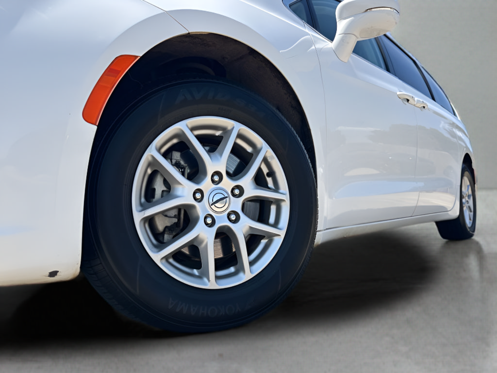 Used 2022 Chrysler Pacifica Touring-L FWD image 30