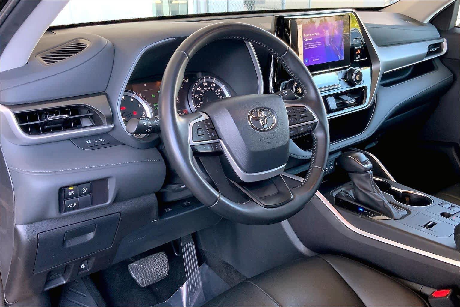 Used 2024 Toyota Highlander XLE FWD image 31