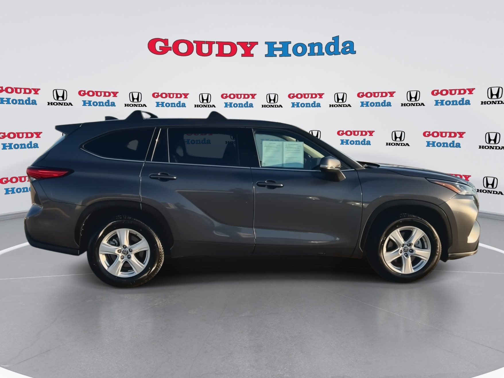 Used 2022 Toyota Highlander LE image 9
