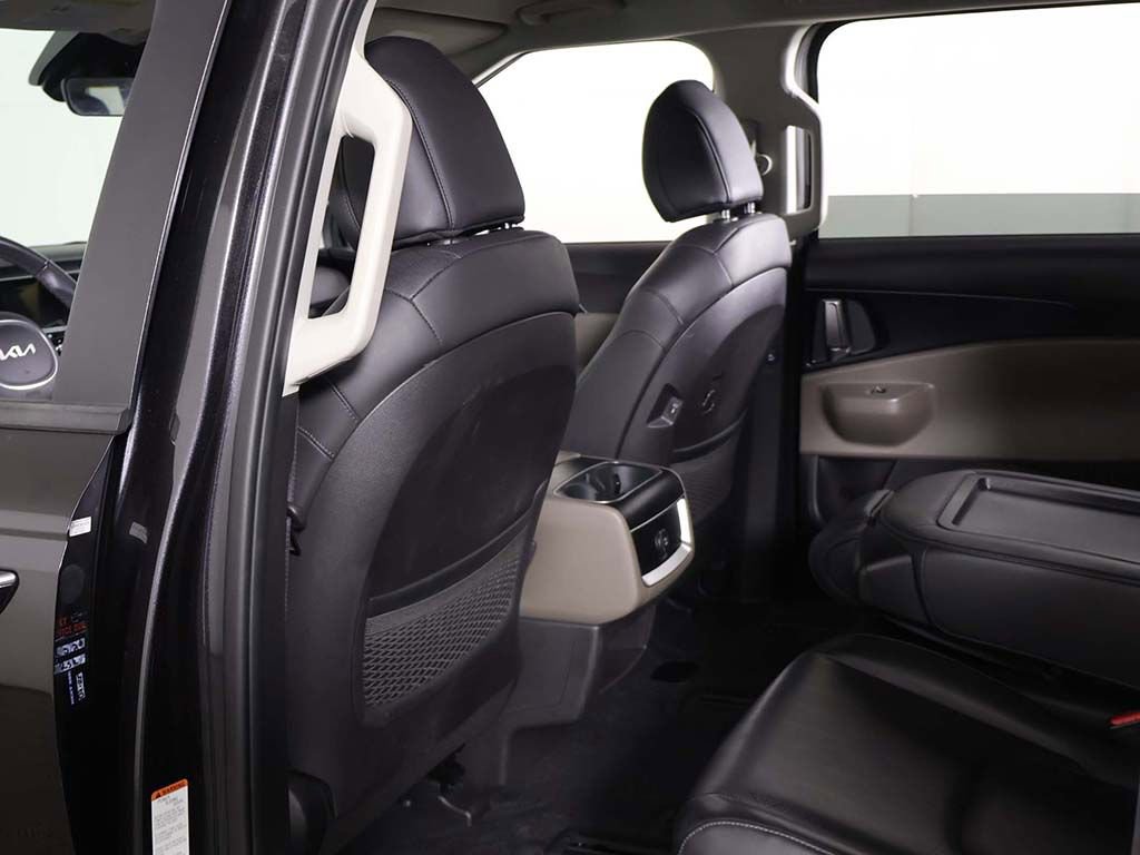 Used 2025 Kia Carnival FWD image 25