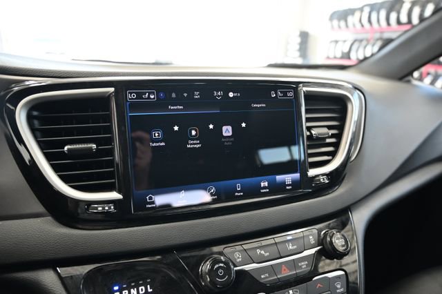 Used 2025 Chrysler Pacifica Select FWD image 17
