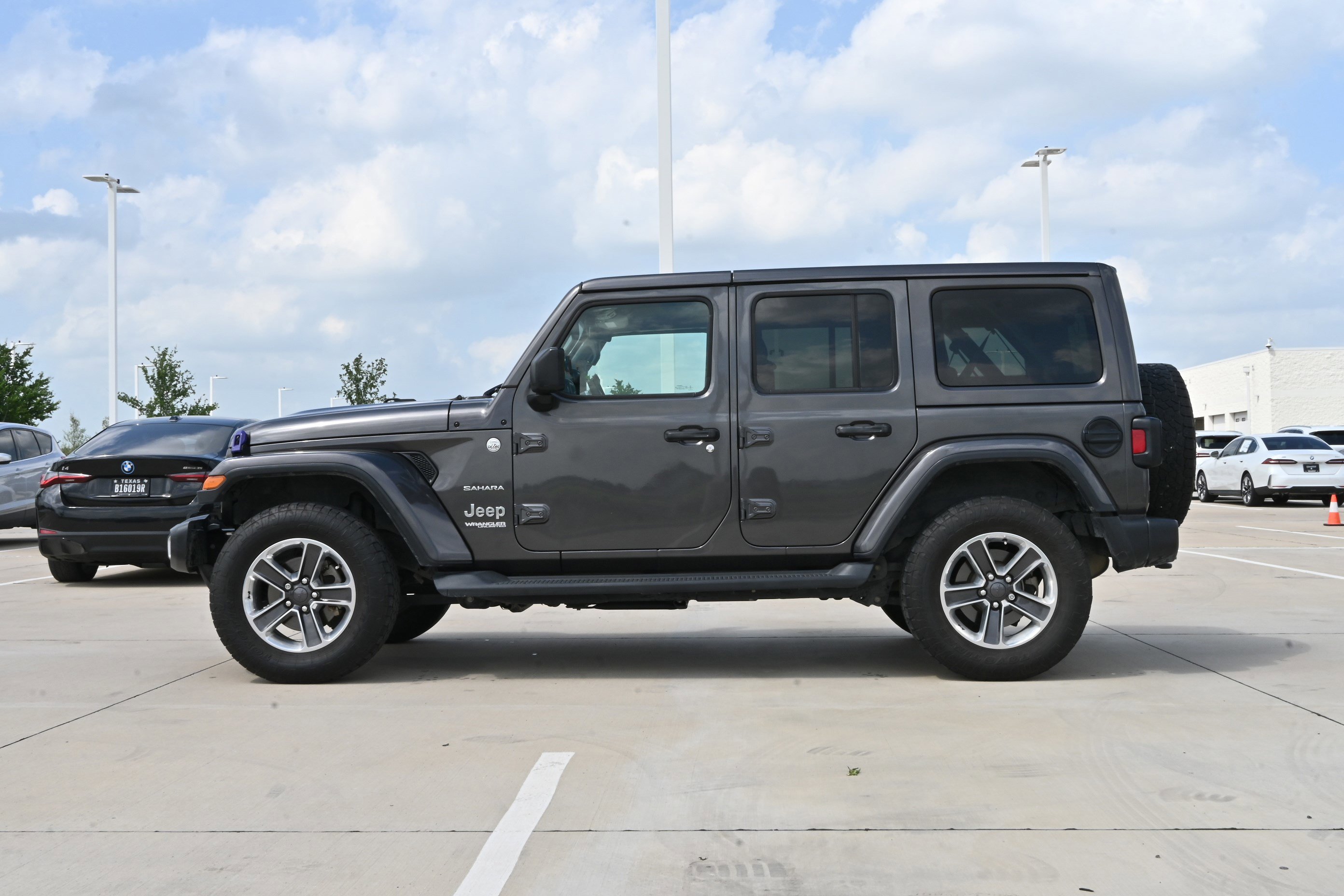 Used 2018 Jeep Wrangler Unlimited Sahara AWD/4WD image 6