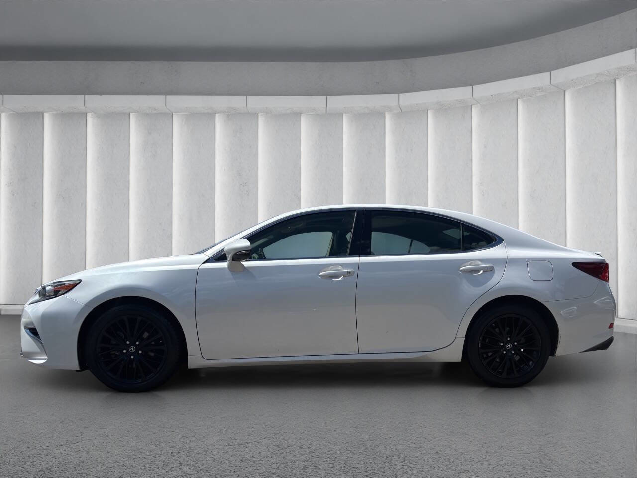 Used 2016 Lexus ES 350 w/ Navigation System Package FWD image 2