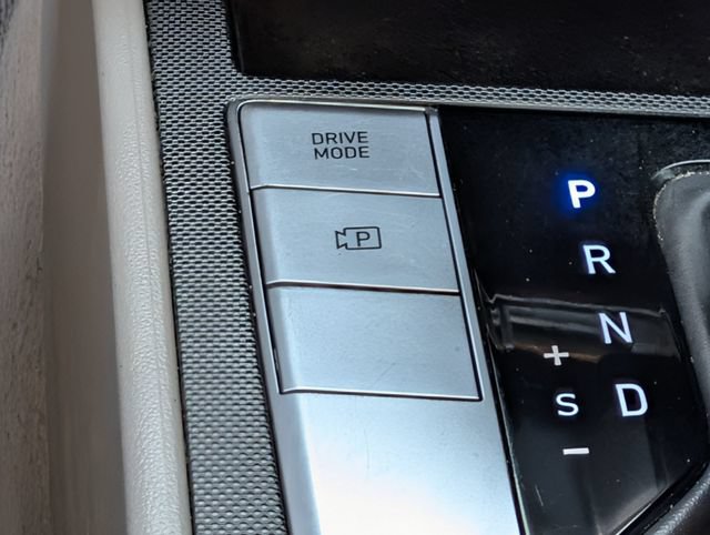 Used 2025 Hyundai Elantra SE FWD image 16
