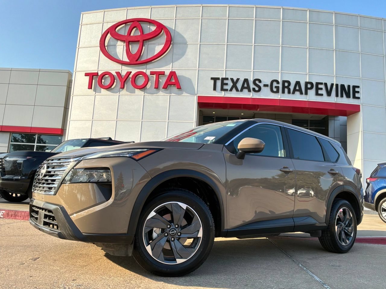 Used 2025 Nissan Rogue SV FWD image 2