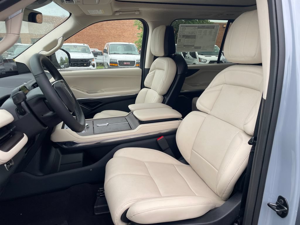 New 2027 Lincoln Navigator Reserve w/ Jet Appearance Package AWD/4WD image 9